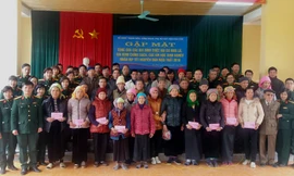 Học viện Hậu cần tặng quà Tết cho bà con vùng lũ Văn Chấn