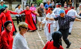 Du khách quốc tế tham gia hát Xoan