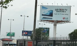 hàng trăm bảng quảng cáo tại cảng hàng không Nội Bài