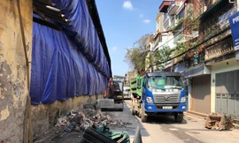 thu gom phế thải khu vực nhà xưởng bị cháy