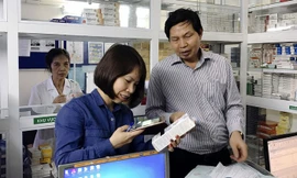 Phó Giám đốc Sở Y tế Trần Văn Chung kiểm tra Nhà thuốc Bệnh viện Đa khoa Trí Đức Ảnh: KTĐT