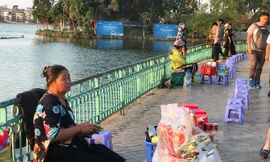 hàng quán chiếm vườn hoa, vỉa hè