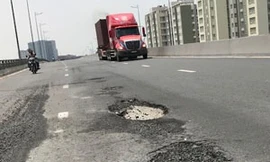 Mặt cầu vượt Long Biên bong tróc dài cả mét