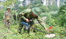 Chiến sĩ Đoàn Công binh 575 đang rà phá vật nổ trên biên giới tỉnh Lạng Sơn