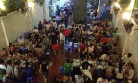 Thời tiết mát dịu sau cơn mưa nên các quán lẩu, đồ nướng đông nghịt khách. Ảnh: Anh Quân