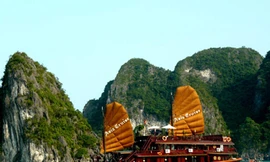 Vừa tham quan vừa bầu chọn vịnh Hạ Long