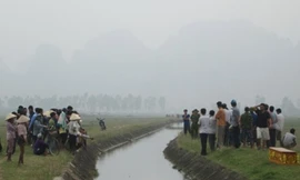 Phát hiện xác một phụ nữ trôi trên kênh