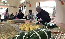 Các nghệ nhân làng Ước Lễ, Tri Lễ (xã Tân Ước, Thanh Oai, Hà Nội) trình diễn gói bánh chưng, thử nghiệm cho Tuần lễ An toàn thực phẩm Tết 2018.