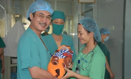 Bé gái sơ sinh 2,8kg chào đời an toàn từ sản phụ là bệnh nhân hẹp khí quản tại Bệnh viện Phổi TƯ.