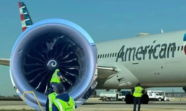 Máy bay Boeing 787 'nuốt' container trên đường băng 