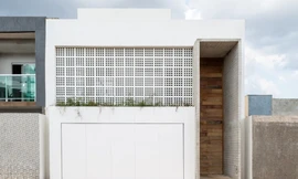 Ngắm nhà hai tầng bên ngoài đơn giản, bên trong cảnh vật nên thơ hữu tình