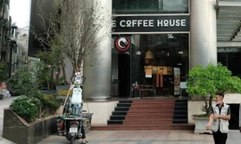 The Coffee House nói gì về vụ vỡ kính khiến nữ bác sĩ bị liệt nửa người?