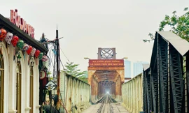 Hà Nội: Ga tàu Long Biên có 'áo mới' 