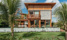 Ấn tượng biệt thự gỗ có cả khu rừng bên trong