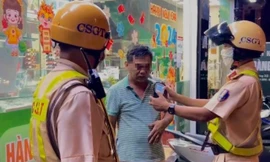 CSGT TP HCM đo 'cồn' ngày Tết: Người ngã nhào xuống đường, người vi phạm mức "'khủng'