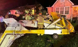 Mỹ: Máy bay rơi ngay ở cửa nhà dân 