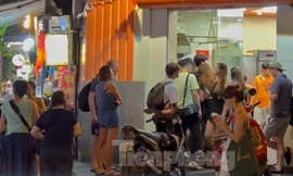 Khách Tây xếp hàng từ sáng đến tối để được ăn món chỉ có ở Việt Nam