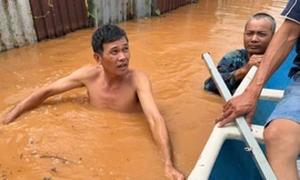 2 cha con bị điện giật, hàng trăm hộ dân ở Đồng Nai chìm trong biển nước 