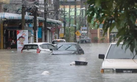 Khách du lịch Thái Lan, Malaysia mắc kẹt trong lũ lụt 