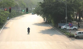 Đường phố vẫn đông dưới nắng nóng trong kỳ nghỉ lễ 30/4