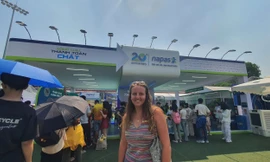 Cô gái Pháp ‘đội nắng’ xếp hàng trải nghiệm Sóng Festival để ủng hộ từ thiện 