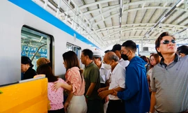 Người dân TPHCM hào hứng trải nghiệm metro trước ngày vận hành chính thức 