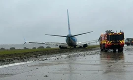 Máy bay TUI Airways ‘cày nát’ bãi cỏ 