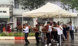 3,4 triệu lượt xem nhà trai dùng 'chiếc ô khổng lồ' che mưa đi hỏi cưới