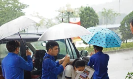 'Áo xanh' Thái Nguyên đội mưa đón tân sinh viên 