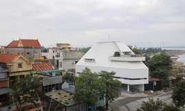 Lạ lùng ngôi nhà có hình dáng giống đàn piano nhờ làm hệ mái nghiêng