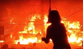 Hà Nội: Nghi vấn sét đánh bén lửa, thiêu rụi cửa hàng quảng cáo trong mưa