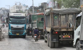 Đường BOT nối Đồng Nai với Bình Dương chi chít ổ gà, ổ voi