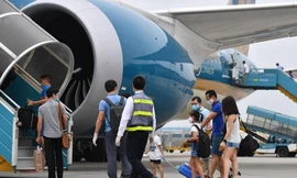 'Nóng' giá vé máy bay Tết, các hãng tăng tàu tăng chuyến sớm