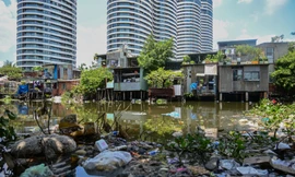 Cảnh trái ngược ở những căn nhà tạm 'vá chằng vá đụp' ven kênh TPHCM