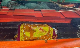 Thi thể người đàn ông cụt tay phải trôi dạt gần bờ biển Quảng Bình