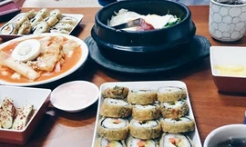 Bạn có thể thưởng thức gimbab tại quán ăn trên phố Ngọc Khánh, Ba Đình. Ảnh: Trang Thu