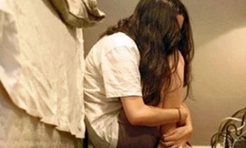 Thiếu nữ 15 tuổi bị nhóm bạn cưỡng hiếp tập thể