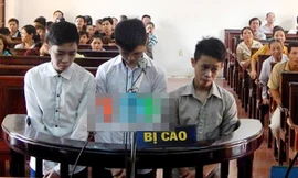Các bị cáo trong vụ án đứng trước vành móng ngựa nghe tuyên án
