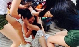 3 đối tượng lột đồ đánh ghen, kéo lê một phụ nữ trên đường làng