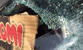 Gần chục xe ôtô ở thị trấn Sapa bị bắn vỡ kính