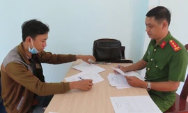 Trung tại cơ quan Công an. 