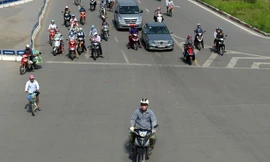 Ngã tư gầm cầu vượt Mai Dịch không có bất cứ thứ gì có thể che nắng nên nhiều người đã vượt đèn đỏ để... tránh nóng khi vắng bóng lực lượng CSGT