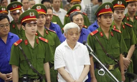 Bị cáo Nguyễn Đức Kiên và đồng phạm đứng trước vành móng ngựa. Ảnh: Doãn Tấn/TTXVN