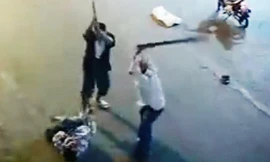 Cảnh chém dã man anh N. giữa phố. Ảnh cắt từ video