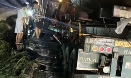 Ô tô con biến dạng sau cú va chạm với xe đầu kéo ở Hà Nội