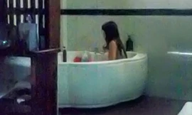 Đột kích cơ sở massage cho nhân viên tắm chung với khách