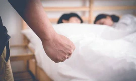 Anh rể 61 tuổi ngủ với hàng xóm bị em vợ đâm chết