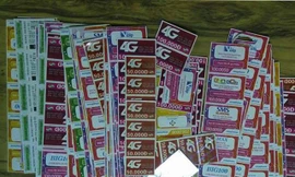 Đống thẻ cào mà anh Hải đã mua, cào và gửi mã thẻ cho kẻ lừa đảo. Ảnh Công an cung cấp