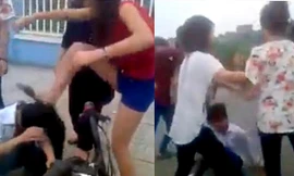 Nhóm nữ sinh đánh bạn một cách tàn nhẫn. Ảnh cắt từ clip