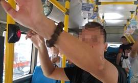 Ông H. (áo đen) đã lén lút "tự sướng" trên xe buýt dù xung quanh đang có nhiều hành khách. Ảnh: CTV
